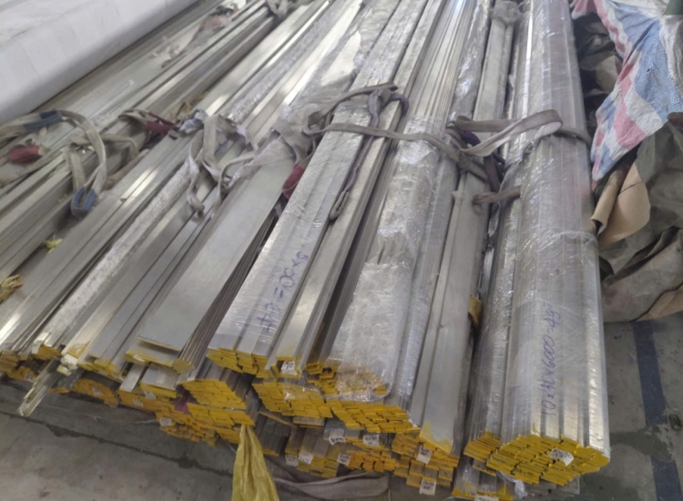THANH LA ĐÚC 304 SỌC XƯỚC : 50 x 10 x 4000/6000MM/HL- LẬP LÀ INOX - Stainless Steel Flat Bar