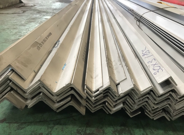 VÊ ĐÚC INOX 304/304L: 40 x 40 x 5.0 x 6 M