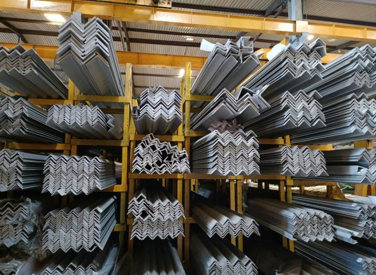 VÊ ĐÚC INOX 304: 60 x 60 x 4.0 x 6M