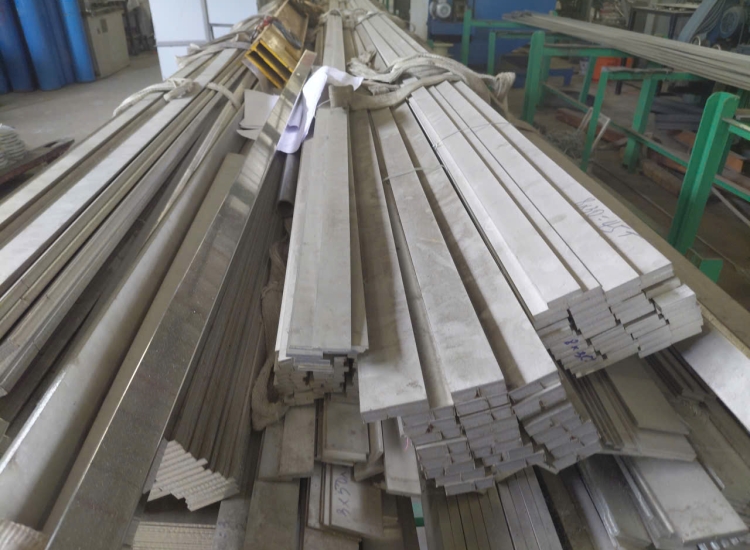 THANH LA ĐÚC 304 SỌC XƯỚC : 65 x 5.0 x 4000/6000MM/HL- LẬP LÀ INOX - Stainless Steel Bar Flat