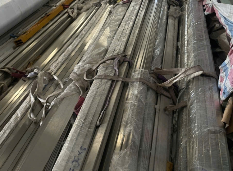 THANH LA ĐÚC 304 SỌC XƯỚC : 50 x 10 x 4000/6000MM/HL- LẬP LÀ INOX - Stainless Steel Flat Bar